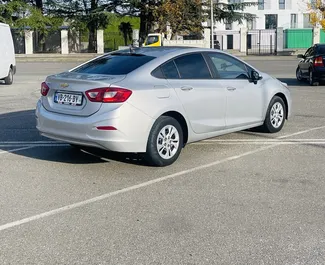 Vermietung Chevrolet Cruze. Komfort Fahrzeug zur Miete in Georgien ✓ Kaution Keine Kaution ✓ Versicherungsoptionen KFZ-HV, VKV Plus, VKV Komplett, Diebstahlschutz, Junge.