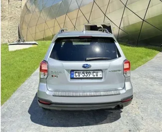Innenraum von Subaru Forester zur Miete in Georgien. Ein großartiges 5-Sitzer Fahrzeug mit Automatisch Getriebe.