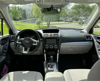 Innenraum von Subaru Forester zur Miete in Georgien. Ein großartiges 5-Sitzer Fahrzeug mit Automatisch Getriebe.