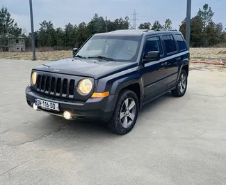 Frontansicht eines Mietwagens Jeep Patriot in Kutaisi, Georgien ✓ Auto Nr.15627. ✓ Automatisch TM ✓ 0 Bewertungen.