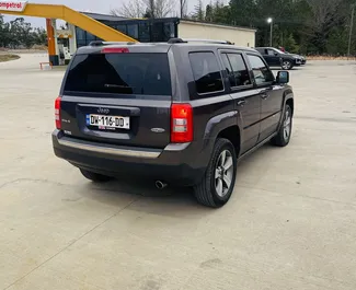 Jeep Patriot 2016 zur Miete verfügbar in Kutaisi, mit Kilometerbegrenzung unbegrenzte.