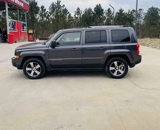 Innenraum von Jeep Patriot zur Miete in Georgien. Ein großartiges 5-Sitzer Fahrzeug mit Automatisch Getriebe.