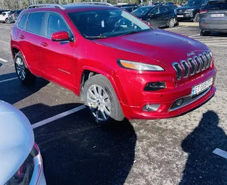 Frontansicht eines Mietwagens Jeep Cherokee in Kutaisi, Georgien ✓ Auto Nr.15631. ✓ Automatisch TM ✓ 0 Bewertungen.