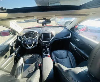 Jeep Cherokee 2017 zur Miete verfügbar in Kutaisi, mit Kilometerbegrenzung unbegrenzte.