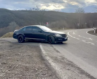 Vermietung Mercedes-Benz S-Class. Premium, Luxus Fahrzeug zur Miete in Georgien ✓ Kaution Keine Kaution ✓ Versicherungsoptionen KFZ-HV.