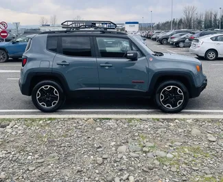 Vermietung Jeep Renegade. Wirtschaft, Komfort, Crossover Fahrzeug zur Miete in Georgien ✓ Kaution Keine Kaution ✓ Versicherungsoptionen KFZ-HV, VKV Plus, VKV Komplett, Diebstahlschutz, Junge.