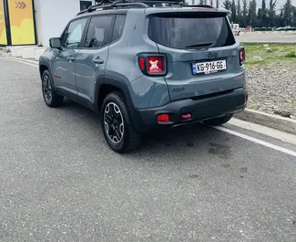 Innenraum von Jeep Renegade zur Miete in Georgien. Ein großartiges 5-Sitzer Fahrzeug mit Automatisch Getriebe.