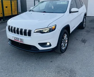 Frontansicht eines Mietwagens Jeep Cherokee in Kutaisi, Georgien ✓ Auto Nr.15626. ✓ Automatisch TM ✓ 0 Bewertungen.