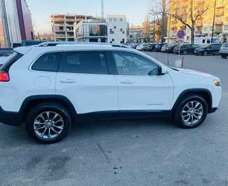 Vermietung Jeep Cherokee. Komfort, SUV, Crossover Fahrzeug zur Miete in Georgien ✓ Kaution Keine Kaution ✓ Versicherungsoptionen KFZ-HV, VKV Plus, VKV Komplett, Diebstahlschutz, Junge.