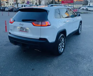 Jeep Cherokee 2020 zur Miete verfügbar in Kutaisi, mit Kilometerbegrenzung unbegrenzte.