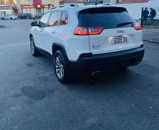 Innenraum von Jeep Cherokee zur Miete in Georgien. Ein großartiges 5-Sitzer Fahrzeug mit Automatisch Getriebe.