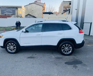 Jeep Cherokee 2020 mit Antriebssystem Allradantrieb, verfügbar in Kutaisi.