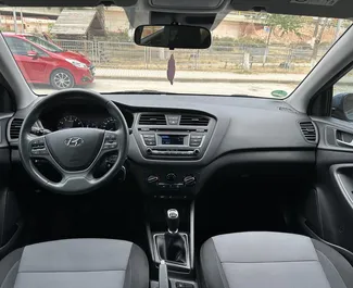 Innenraum von Hyundai i20 zur Miete in Griechenland. Ein großartiges 5-Sitzer Fahrzeug mit Schaltgetriebe Getriebe.