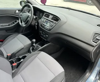 Hyundai i20 2017 mit Antriebssystem Frontantrieb, verfügbar in Thessaloniki.