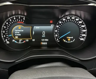 Innenraum von Ford Mondeo zur Miete in Georgien. Ein großartiges 4-Sitzer Fahrzeug mit Automatisch Getriebe.