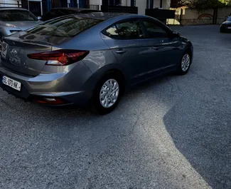 Innenraum von Hyundai Elantra zur Miete in Georgien. Ein großartiges 4-Sitzer Fahrzeug mit Automatisch Getriebe.