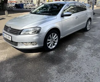 Frontansicht eines Mietwagens Volkswagen Passat in Tiflis, Georgien ✓ Auto Nr.15808. ✓ Automatisch TM ✓ 0 Bewertungen.