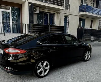 Innenraum von Ford Fusion Sedan zur Miete in Georgien. Ein großartiges 5-Sitzer Fahrzeug mit Automatisch Getriebe.