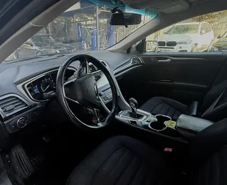 Benzin 2,5L Motor von Ford Fusion Sedan 2015 zur Miete in Tiflis.