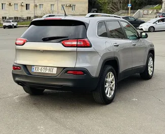 Benzin 2,4L Motor von Jeep Cherokee 2017 zur Miete in Kutaisi.