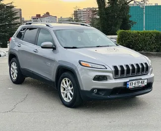 Frontansicht eines Mietwagens Jeep Cherokee in Kutaisi, Georgien ✓ Auto Nr.15628. ✓ Automatisch TM ✓ 0 Bewertungen.
