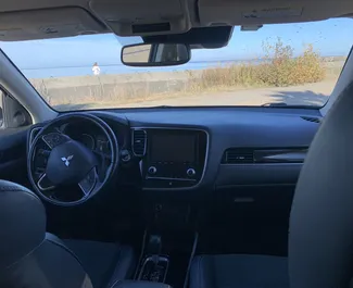 Innenraum von Mitsubishi Outlander zur Miete in Georgien. Ein großartiges 7-Sitzer Fahrzeug mit Automatisch Getriebe.