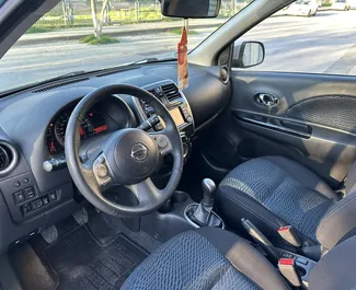 Innenraum von Nissan Micra zur Miete in Griechenland. Ein großartiges 5-Sitzer Fahrzeug mit Schaltgetriebe Getriebe.