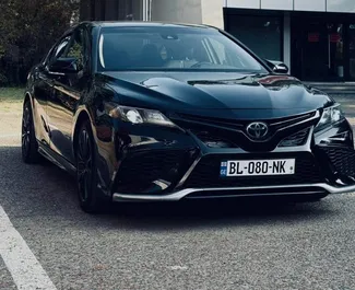 Frontansicht eines Mietwagens Toyota Camry in Tiflis, Georgien ✓ Auto Nr.15793. ✓ Automatisch TM ✓ 0 Bewertungen.
