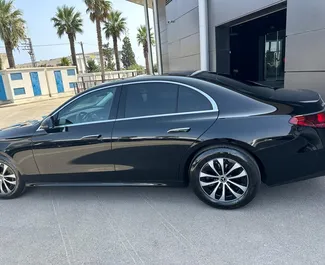 Benzin L Motor von Mercedes-Benz E-Class 2024 zur Miete in Tunis.