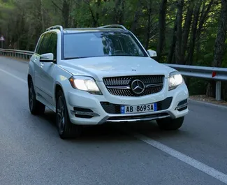Frontansicht eines Mietwagens Mercedes-Benz GLK in Tirana, Albanien ✓ Auto Nr.13971. ✓ Automatisch TM ✓ 0 Bewertungen.