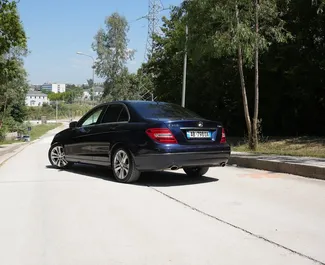 Innenraum von Mercedes-Benz C-Class zur Miete in Albanien. Ein großartiges 5-Sitzer Fahrzeug mit Automatisch Getriebe.