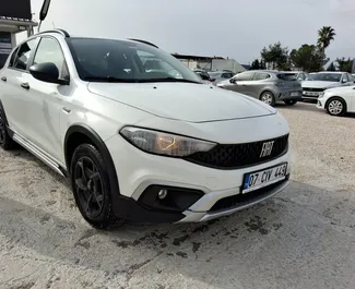 Frontansicht eines Mietwagens Fiat Egea Cross am Flughafen Antalya, Türkei ✓ Auto Nr.15534. ✓ Schaltgetriebe TM ✓ 0 Bewertungen.