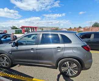 Innenraum von Mitsubishi Outlander Sport zur Miete in Georgien. Ein großartiges 5-Sitzer Fahrzeug mit Automatisch Getriebe.