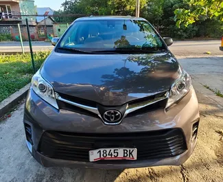 Frontansicht eines Mietwagens Toyota Sienna am Flughafen Kutaisi, Georgien ✓ Auto Nr.15641. ✓ Automatisch TM ✓ 0 Bewertungen.