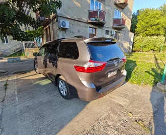 Vermietung Toyota Sienna. Komfort, Minivan Fahrzeug zur Miete in Georgien ✓ Kaution Einzahlung von 500 GEL ✓ Versicherungsoptionen KFZ-HV, TKV, VKV Komplett, Insassen, Keine Kaution.