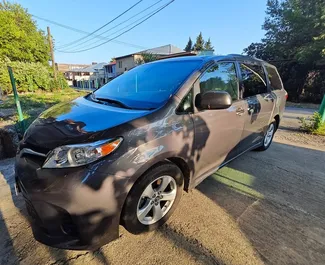 Toyota Sienna 2018 zur Miete verfügbar am Flughafen Kutaisi, mit Kilometerbegrenzung unbegrenzte.