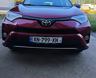 Frontansicht eines Mietwagens Toyota Rav4 am Flughafen Kutaisi, Georgien ✓ Auto Nr.15643. ✓ Automatisch TM ✓ 0 Bewertungen.