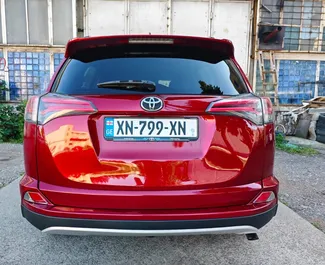 Innenraum von Toyota Rav4 zur Miete in Georgien. Ein großartiges 5-Sitzer Fahrzeug mit Automatisch Getriebe.