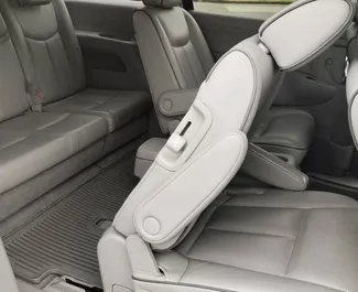 Frontansicht eines Mietwagens Nissan Quest in Tiflis, Georgien ✓ Auto Nr.15744. ✓ Automatisch TM ✓ 0 Bewertungen.