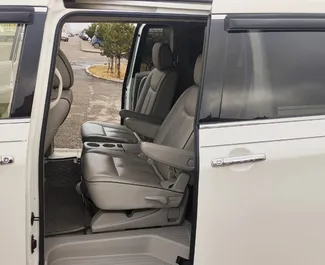 Benzin 3,5L Motor von Nissan Quest 2014 zur Miete in Tiflis.