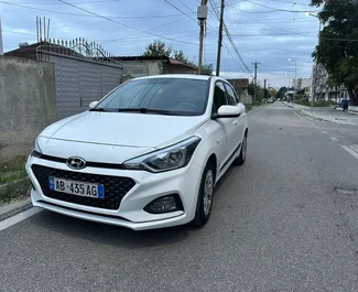 Frontansicht eines Mietwagens Hyundai i20 in Tirana, Albanien ✓ Auto Nr.15725. ✓ Schaltgetriebe TM ✓ 0 Bewertungen.