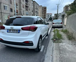 Vermietung Hyundai i20. Wirtschaft, Komfort Fahrzeug zur Miete in Albanien ✓ Kaution Einzahlung von 200 EUR ✓ Versicherungsoptionen KFZ-HV, TKV, VKV Plus, VKV Komplett, Diebstahlschutz, Ausland, Junge.
