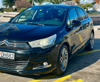 Innenraum von Citroen C4 zur Miete in Montenegro. Ein großartiges 5-Sitzer Fahrzeug mit Automatisch Getriebe.