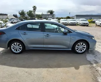 Frontansicht eines Mietwagens Toyota Corolla Sedan am Flughafen Antalya, Türkei ✓ Auto Nr.6571. ✓ Automatisch TM ✓ 3 Bewertungen.
