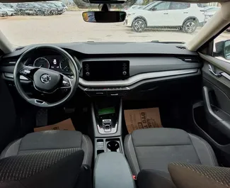 Benzin 1,5L Motor von Toyota Corolla Sedan 2023 zur Miete am Flughafen Antalya.