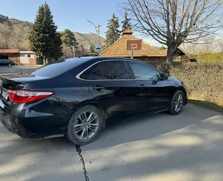 Vermietung Toyota Camry. Komfort Fahrzeug zur Miete in Georgien ✓ Kaution Keine Kaution ✓ Versicherungsoptionen KFZ-HV, TKV, VKV Komplett, Junge.