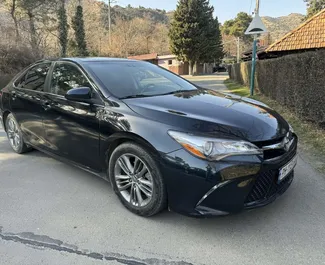 Frontansicht eines Mietwagens Toyota Camry in Tiflis, Georgien ✓ Auto Nr.15317. ✓ Automatisch TM ✓ 0 Bewertungen.
