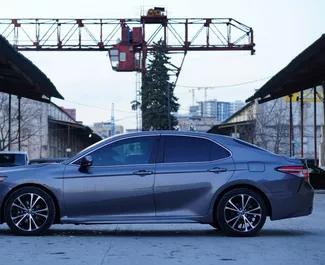 Benzin 2,5L Motor von Toyota Camry 2019 zur Miete in Tiflis.