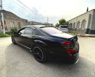 Frontansicht eines Mietwagens Mercedes-Benz S-Class in Tiflis, Georgien ✓ Auto Nr.15636. ✓ Automatisch TM ✓ 0 Bewertungen.