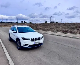 Vermietung Jeep Cherokee. Komfort, SUV, Crossover Fahrzeug zur Miete in Georgien ✓ Kaution Keine Kaution ✓ Versicherungsoptionen KFZ-HV, VKV Plus.